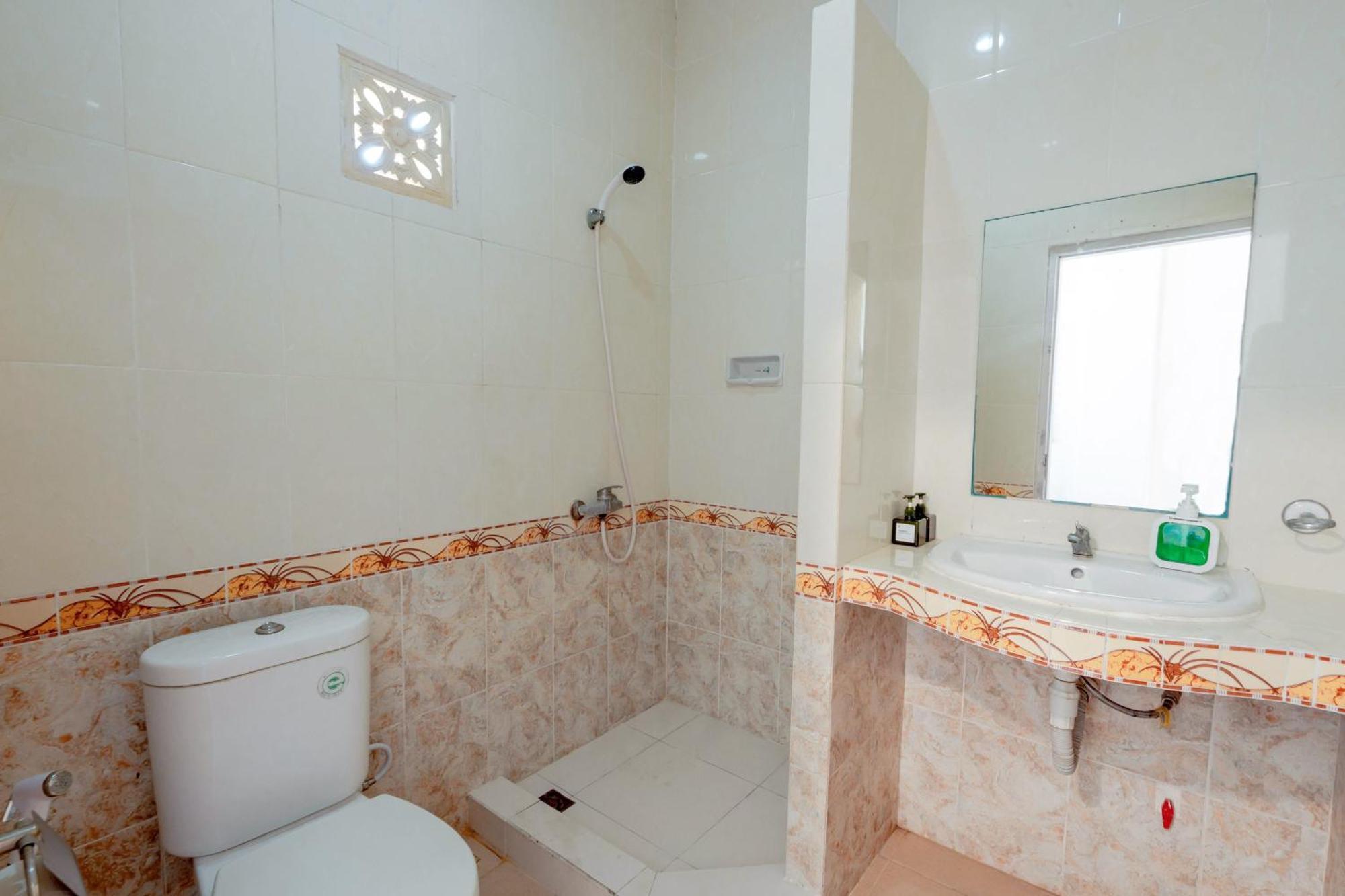 OYO 2548 Rasa Sayang Inn Kuta Selatan Luaran gambar